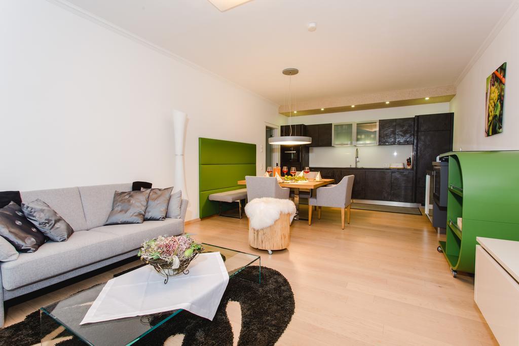 Wohnen Im Wein Apartment Ehrenhausen Bagian luar foto