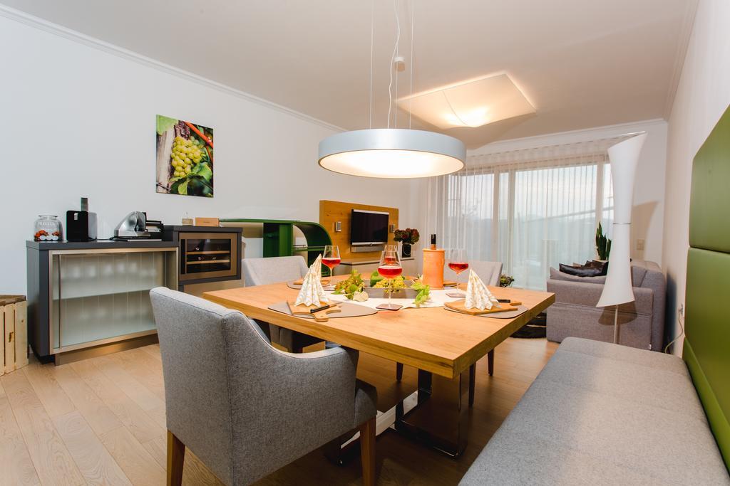 Wohnen Im Wein Apartment Ehrenhausen Bagian luar foto